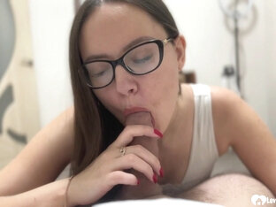 Nerdy chick shows off her cock-pleasing skills