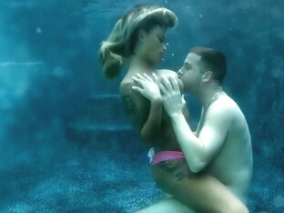 Full-breasted Girl Screwed Underwater